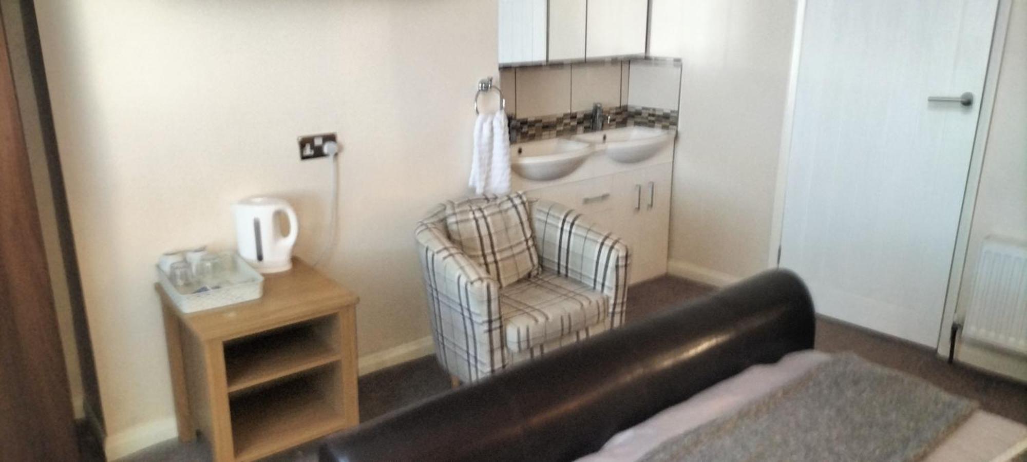 The New Accommodation Free Complementary Breakfast Tibshelf Экстерьер фото
