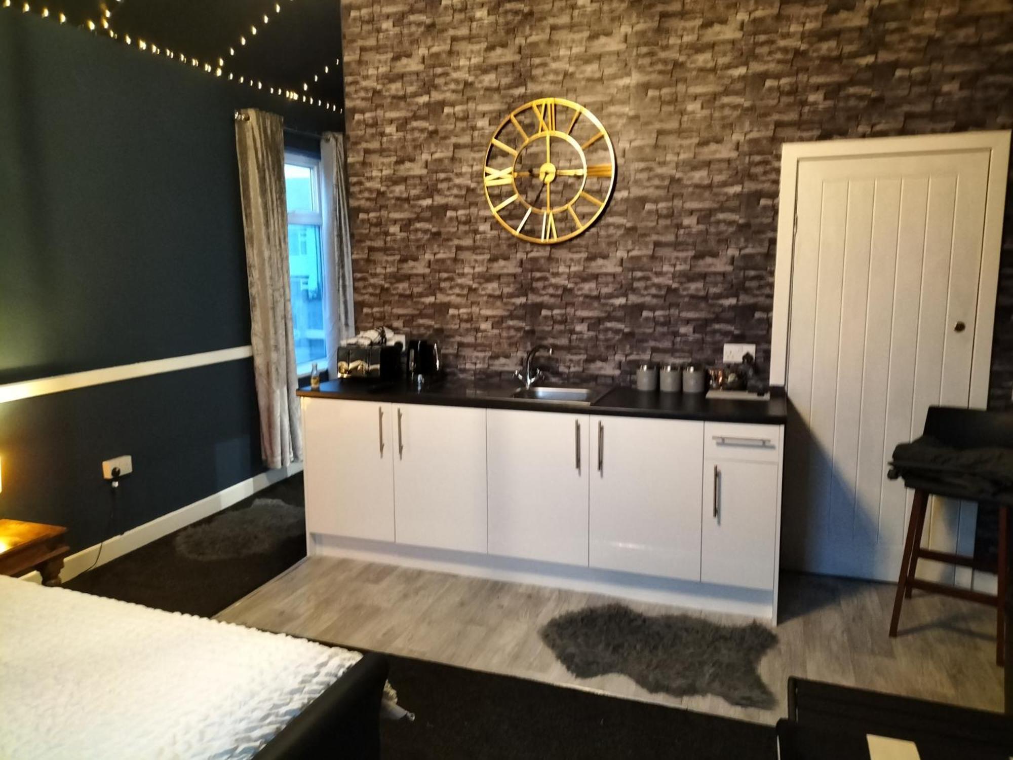 The New Accommodation Free Complementary Breakfast Tibshelf Экстерьер фото